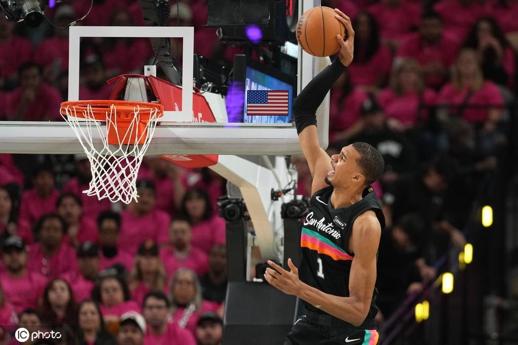 文班季后赛首秀太过完美 连超邓肯罗宾逊传承队史